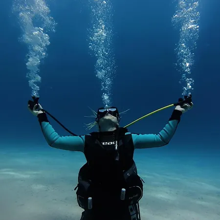 Neptune Dive Club Hotel en barco *